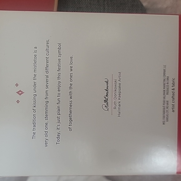 Hallmark 2015 Together Under The Mistletoe ornament - Picture 4 of 4